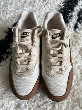 Nike Air Max womens! Cream and Brown Low-Top Sneakers